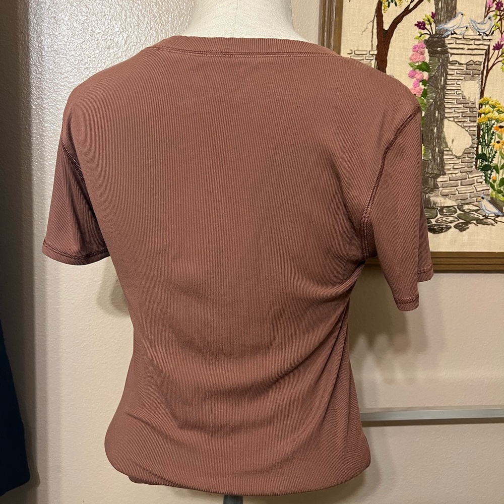 Vuori Ribbed Short Sleeve Crewneck Top - Brown size M - Picture 3 of 4
